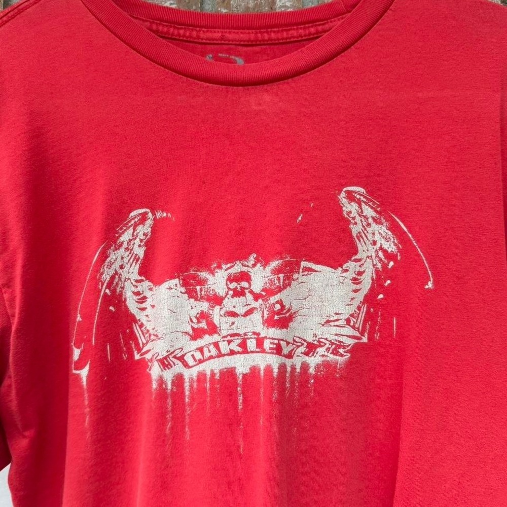 **SOLD** 00s RED OAKLEY "ANGEL SKULL" GRAPHIC TEE - Picture 3 of 8